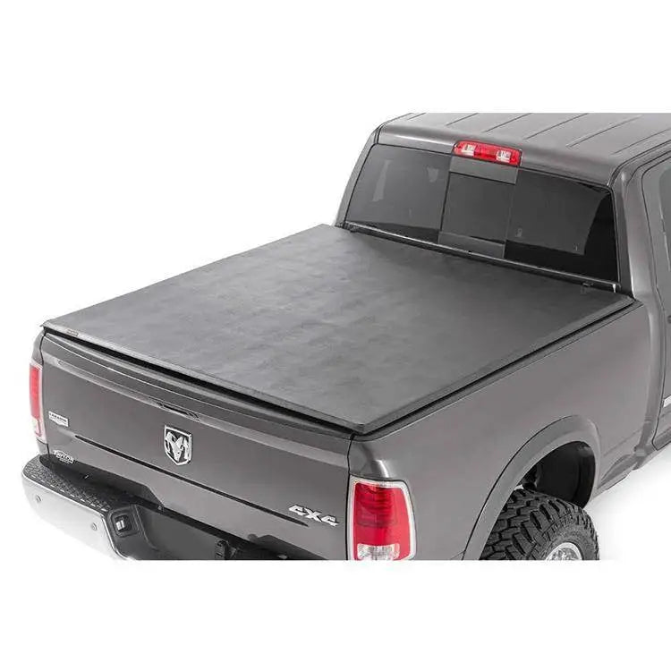 Mild Tri-fold Deksel Rough Country 6’4’’ - Ram 2500 10-22