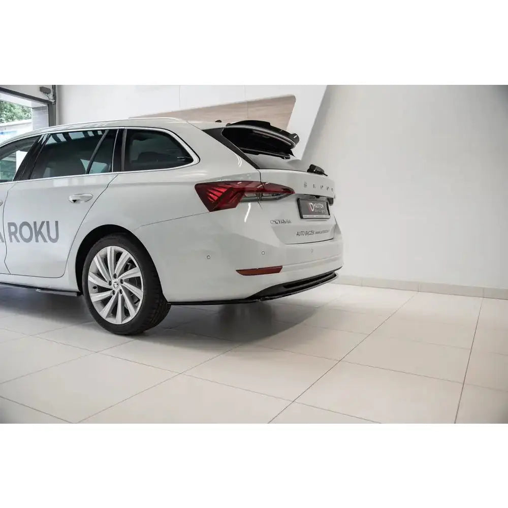 Central Rear Splitter Skoda Octavia Mk4
