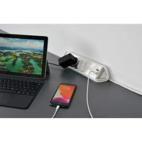Hjorneuttak ®estilo V2 med 4-veis + 2 x Usb 310a