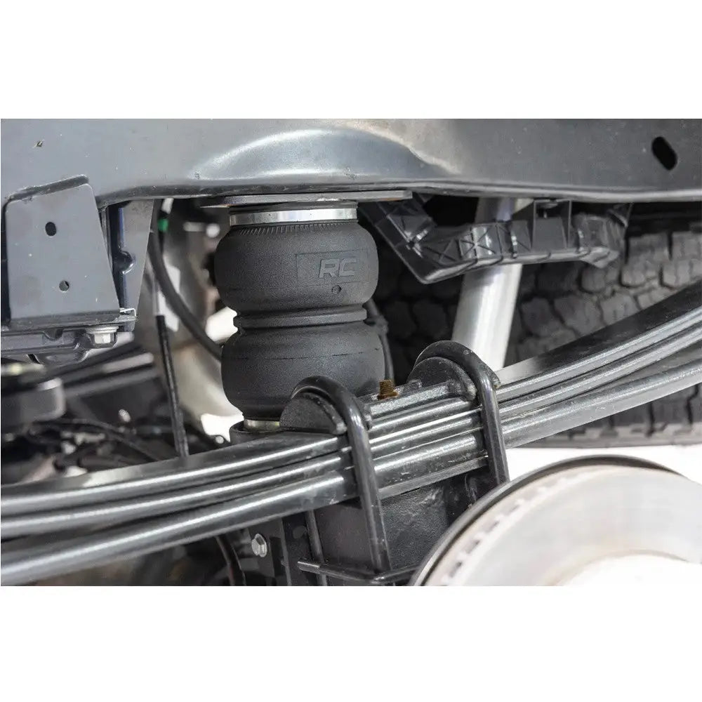 Nivellerende Pneumatisk Bakfjæringssett Rough Country Løft 0-3’’ - Ford F350 23-
