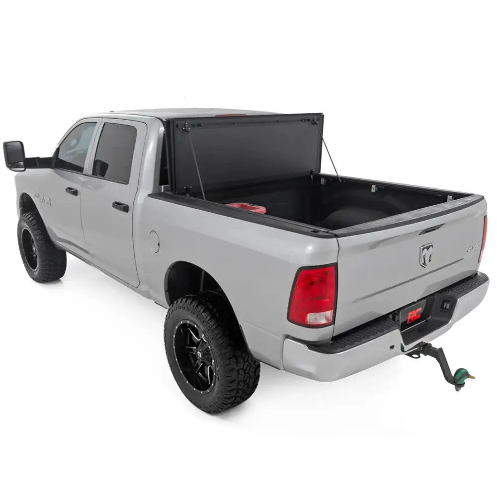 Tøff Tri-fold Flip-up Deksel til Rough Country 5’7’’ - Ram 1500 Classic Ds 19-