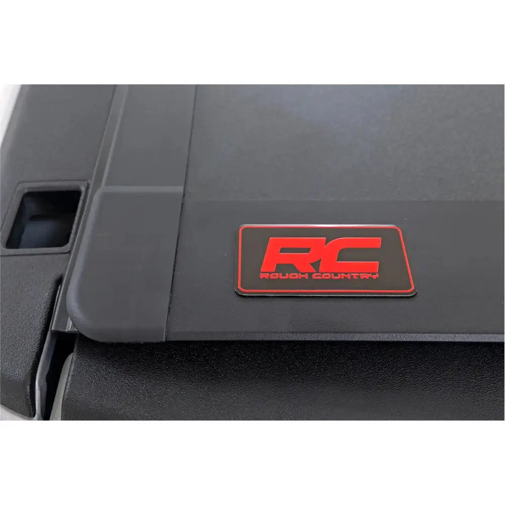 Tøff Tri-fold Flip-up Deksel til Rough Country 5’7’’ - Ram 1500 Classic Ds 19-