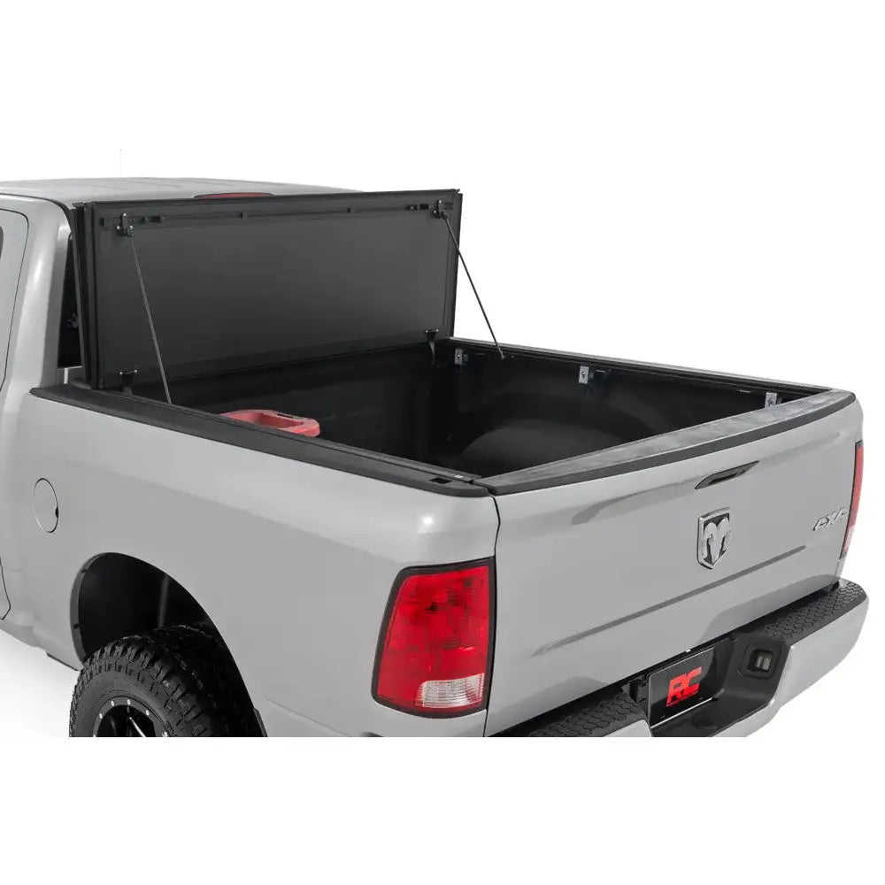 Tøff Tri-fold Flip-up Deksel til Rough Country 5’7’’ - Ram 1500 Classic Ds 19-