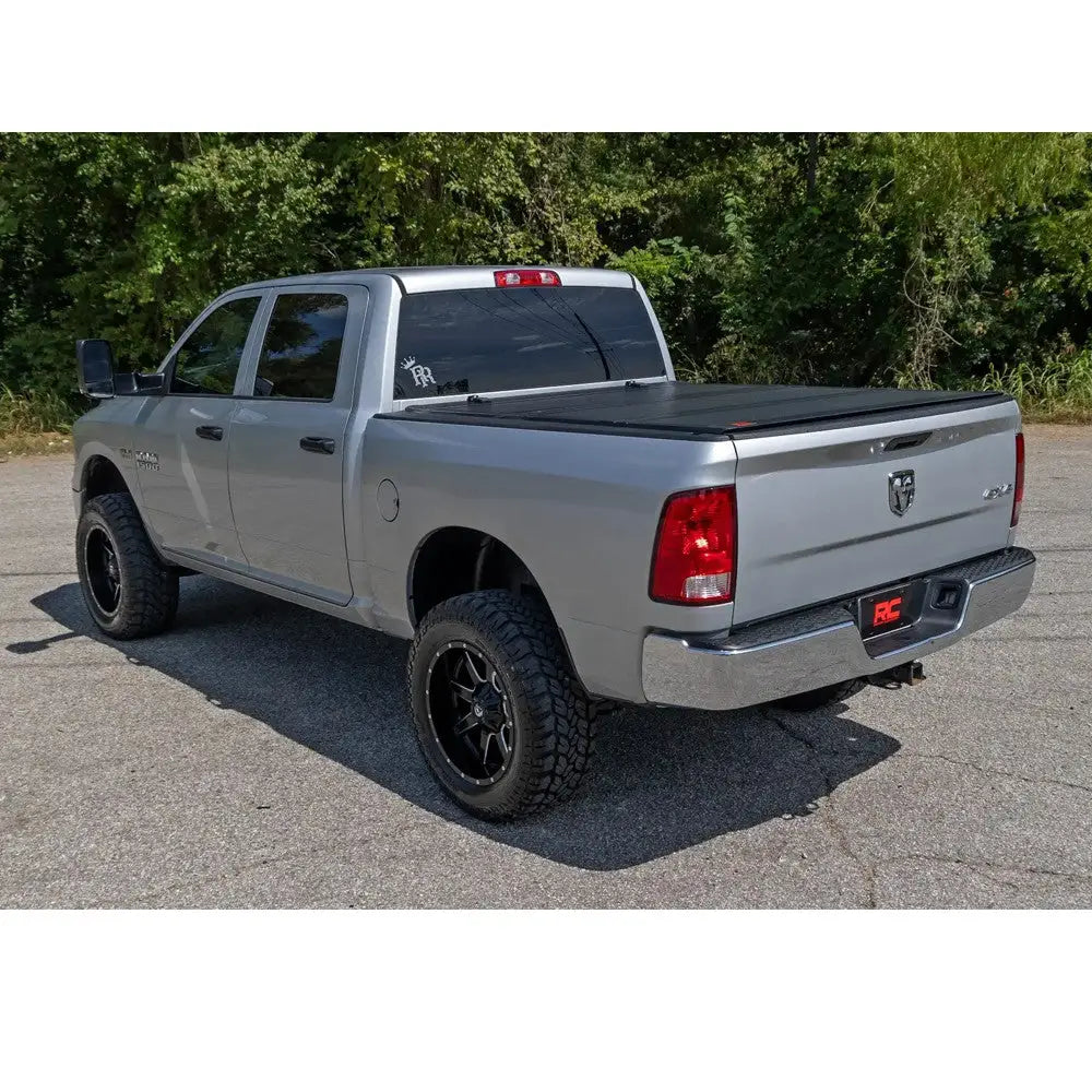 Tøff Tri-fold Flip-up Deksel til Rough Country 5’7’’ - Ram 1500 Classic Ds 19-