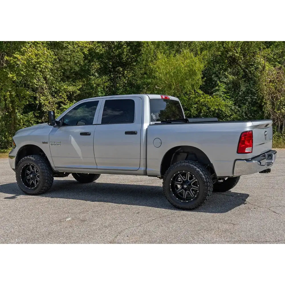 Tøff Tri-fold Flip-up Deksel til Rough Country 5’7’’ - Ram 1500 Classic Ds 19-