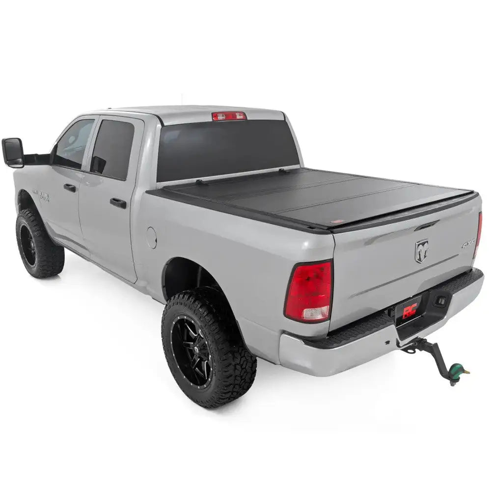 Tøff Tri-fold Flip-up Deksel til Rough Country 5’7’’ - Ram 1500 Classic Ds 19-