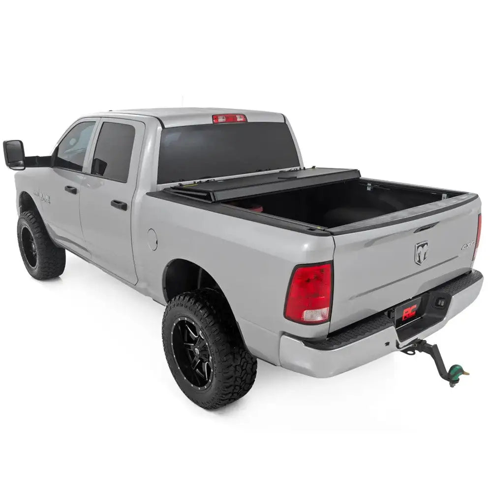 Tøff Tri-fold Flip-up Deksel til Rough Country 5’7’’ - Ram 1500 Classic Ds 19-